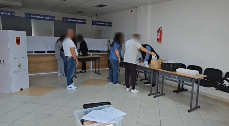 Gruan 101 vjecare e nxjerrin perjasht nga qendra e votimit ne Fier
